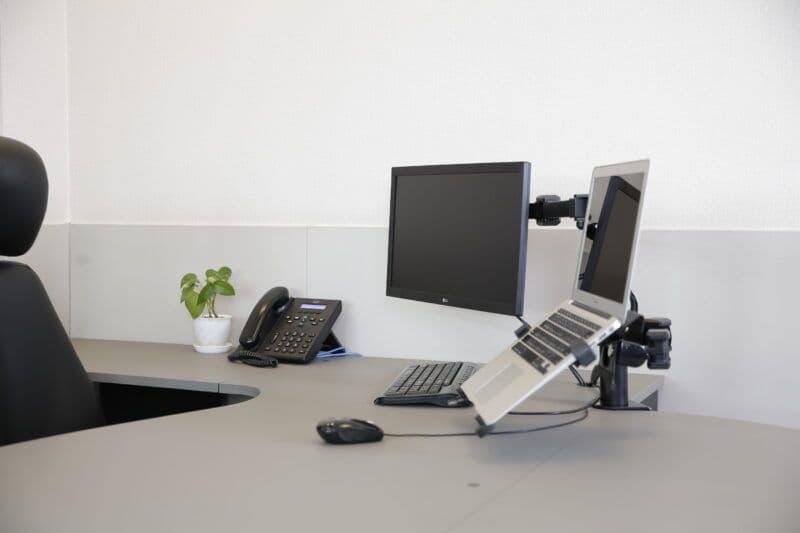 پایه مانیتور و لپتاپ دوتایی WLA005 Dual ErgoTech تحت برند ارگوتک -  اتصال به میز